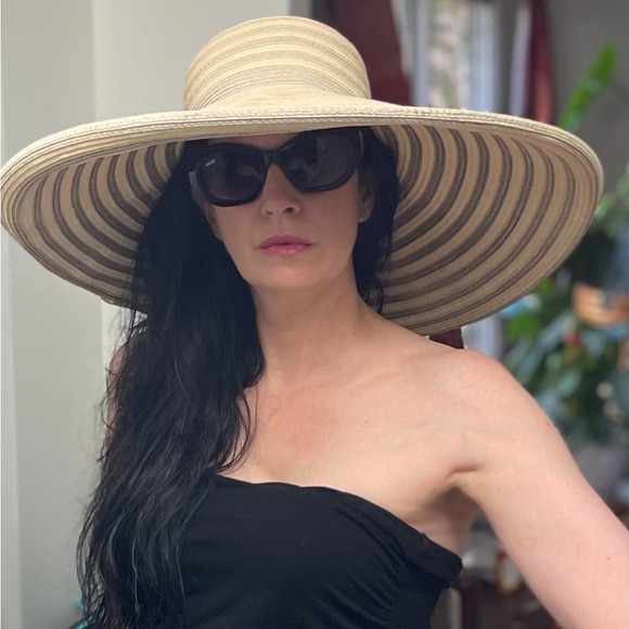 CHICO’s Glamorous Straw-Like Floppy Striped Vacation Sun Hat - Picture 9 of 10